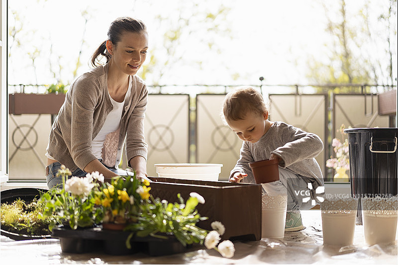 母女在阳台上一起种花图片素材