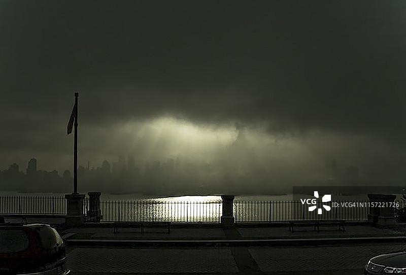 从渡轮上看纽约天际线图片素材