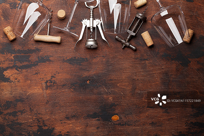 葡萄酒杯、开瓶器和瓶塞图片素材