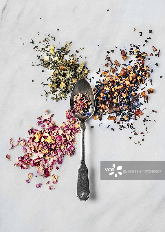 白色背景上的各种茶叶图片素材