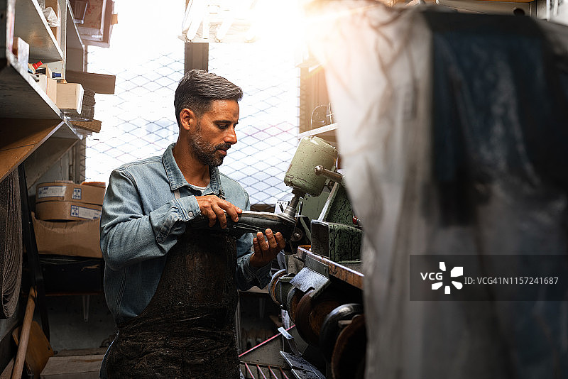 在自家作坊里的小企业主图片素材