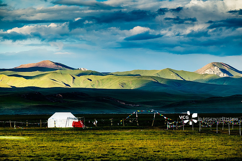 中国甘肃南部草原上的帐篷状房屋图片素材
