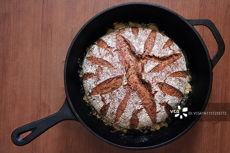 荷兰烤箱免揉乡村黑麦面包图片素材