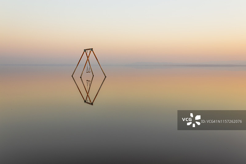 在索尔顿海水中摇摆图片素材