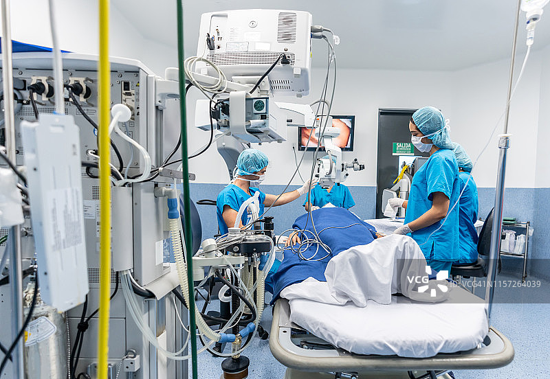 眼科医生在手术室进行眼科手术图片素材