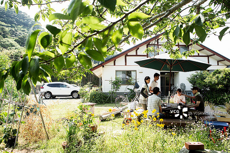 享受花园派对的人群图片素材