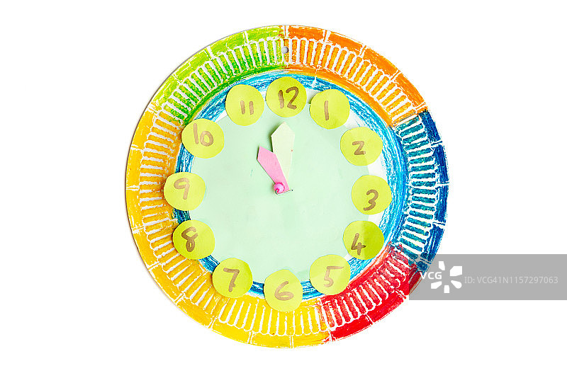 彩色儿童手工时钟指向11点，白色背景图片素材