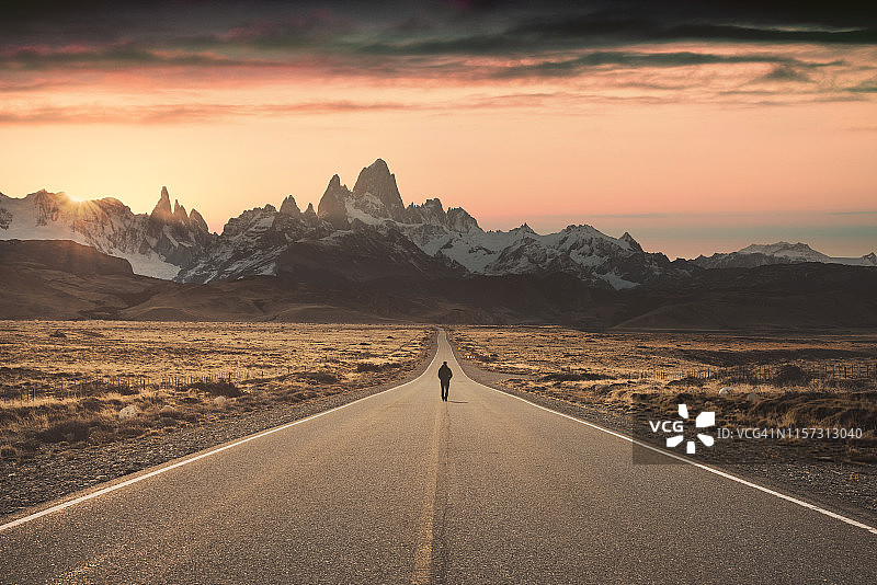 男子独自走在通往阿根廷巴塔哥尼亚菲茨罗伊峰的路上图片素材
