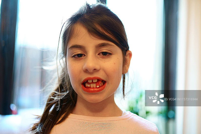 小女孩的嘴部特写，生活方式写照图片素材