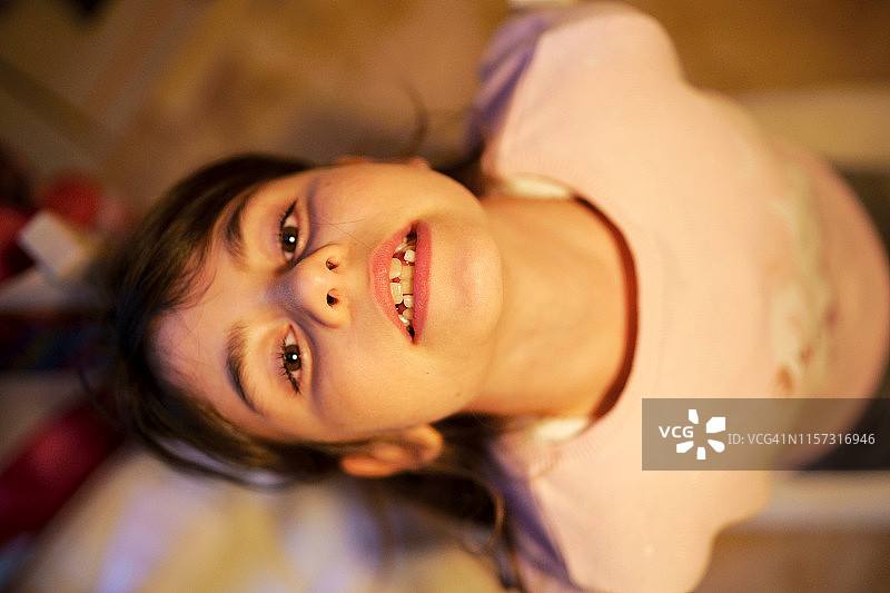 在正畸医生诊所的年轻女孩，生活方式写照图片素材