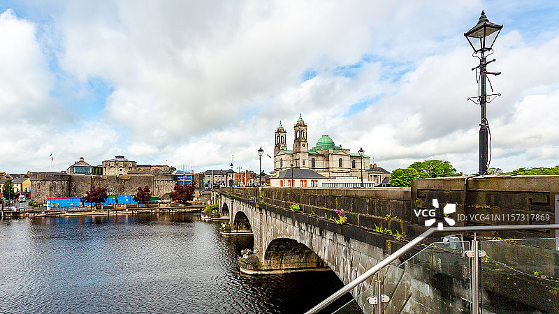 香农河上的桥梁、圣彼得和保罗教区教堂以及阿斯隆城堡美景图片素材