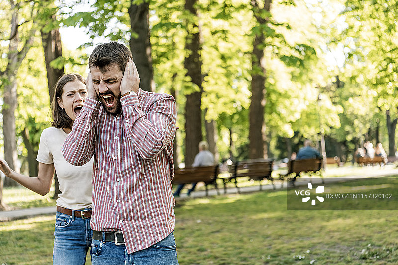在公园里争吵的年轻夫妇图片素材