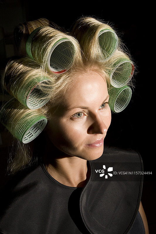 年轻女子在美发沙龙做头发图片素材