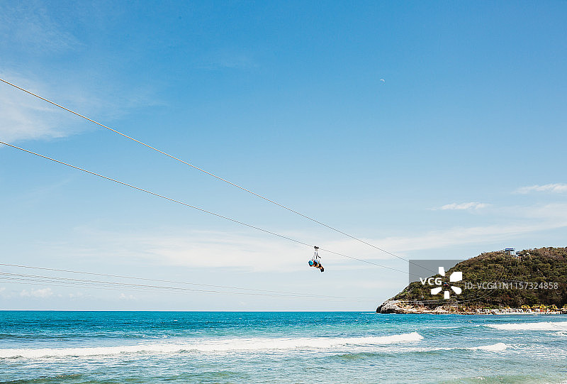 墨西哥湾上的高空滑索图片素材
