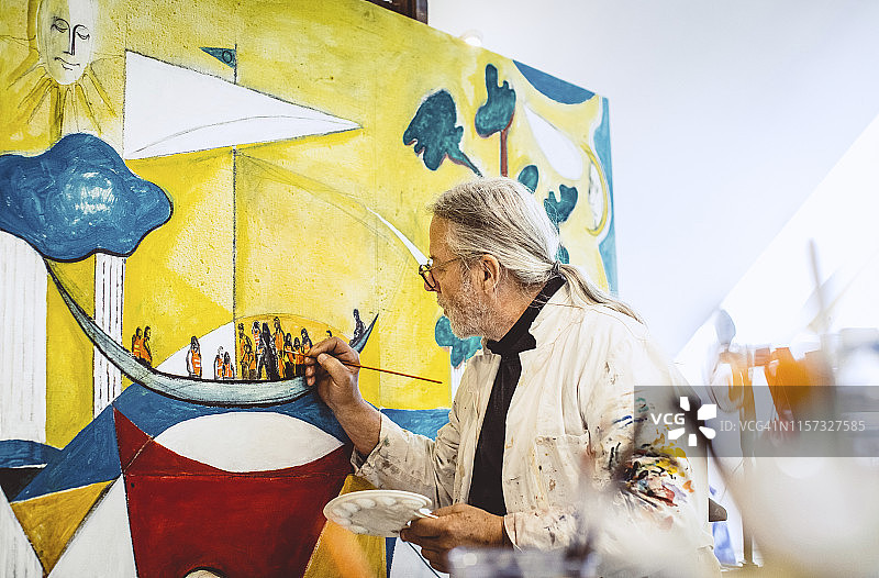 艺术家在工作室绘画图片素材