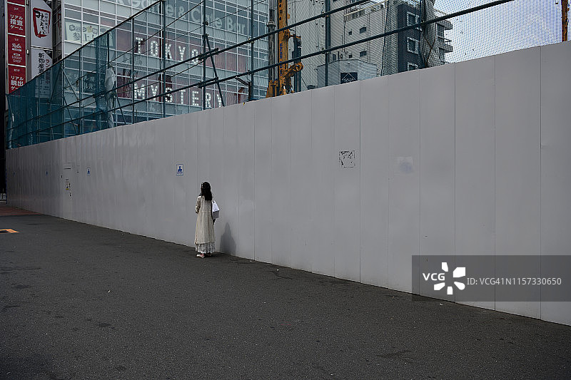 在日本东京新宿街头的女士图片素材