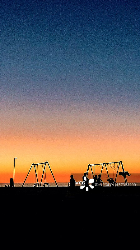 南非开普敦海点长廊游乐场人群剪影图片素材