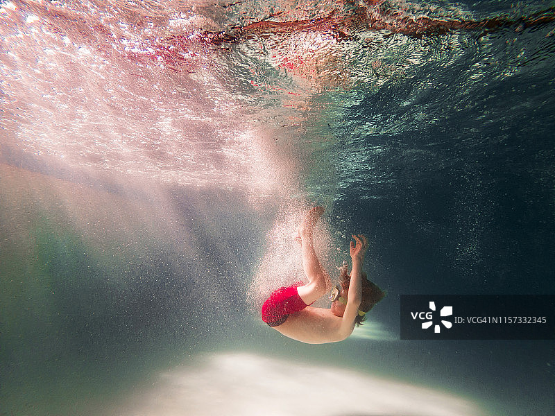 男孩跳入游泳池图片素材