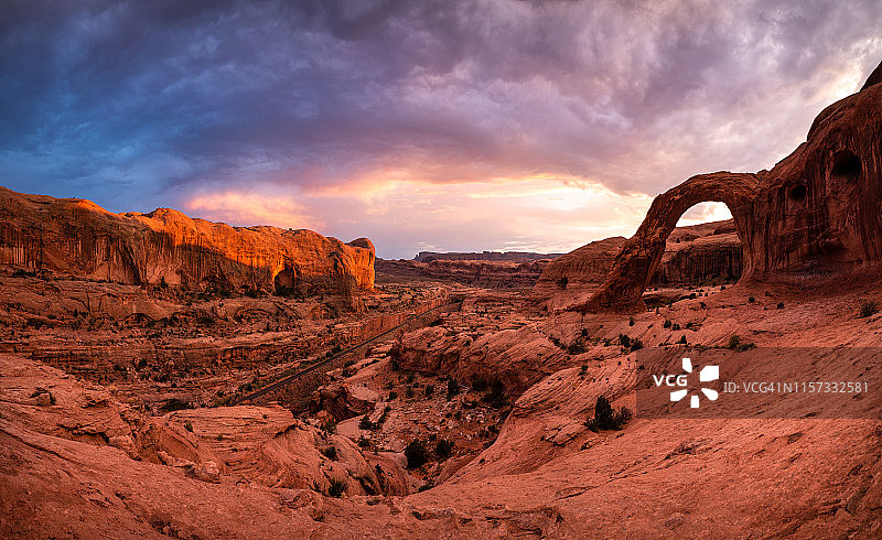 犹他州摩押科罗娜拱门上的壮丽天空图片素材