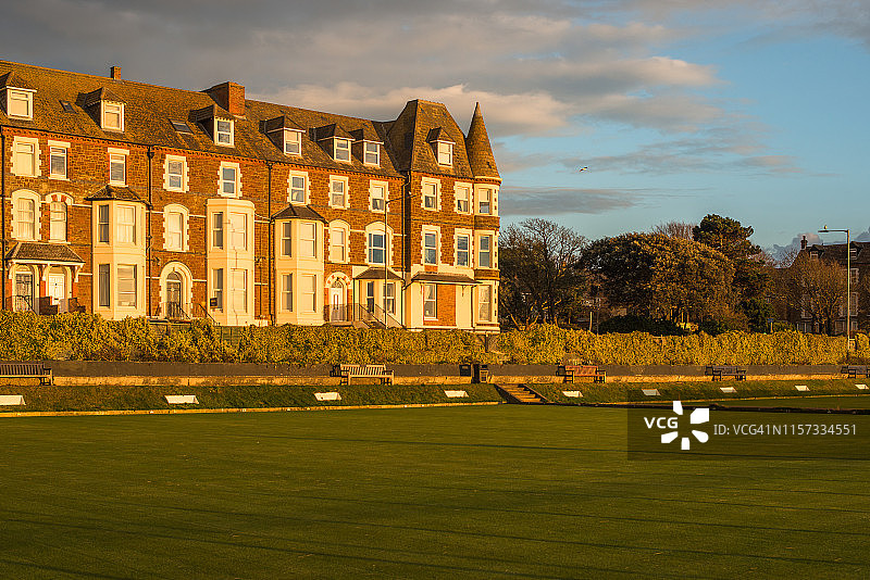 亨斯坦顿悬崖游行保龄球场和房屋露台，英国诺福克郡东安格利亚图片素材