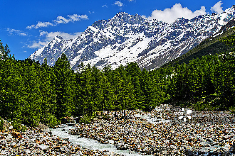 瑞士瓦莱州布拉滕的卢奇塔尔山谷图片素材