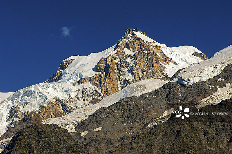 霞慕尼勃朗峰谷的博松冰川和蒙莫迪峰，法国上萨瓦省霞慕尼图片素材