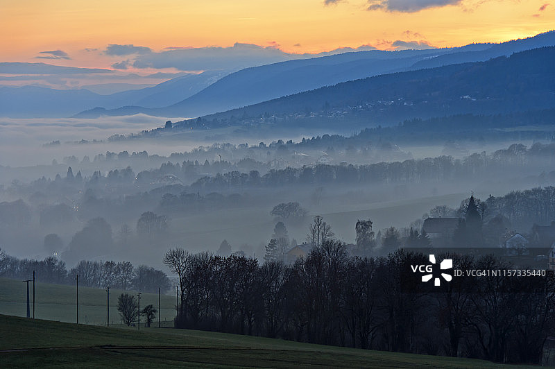 瑞士沃州汝拉山脚下的秋日日落薄雾图片素材