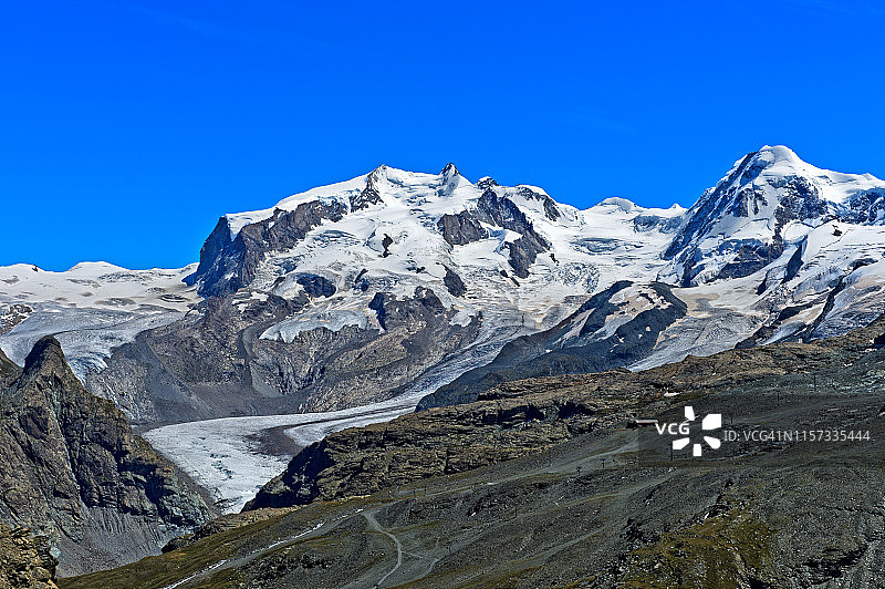 罗莎峰山群，包括诺尔登峰、杜富尔峰、利斯卡姆峰、格伦茨冰川和戈尔内冰川，采尔马特，瓦莱州，瑞士图片素材