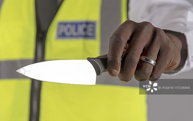 英国威尔特郡索尔兹伯里，警察持没收的厨房刀图片素材