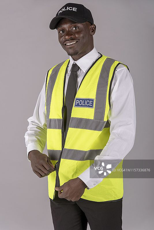 英国威尔特郡索尔兹伯里警察拉上制服夹克的肖像图片素材