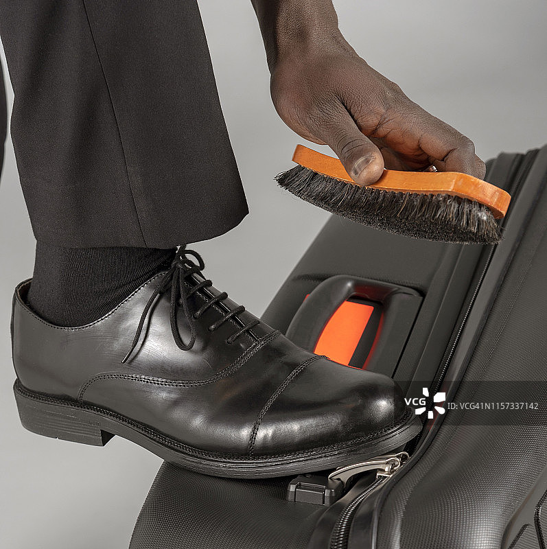 英国伦敦：飞行员擦拭黑色制服鞋子图片素材