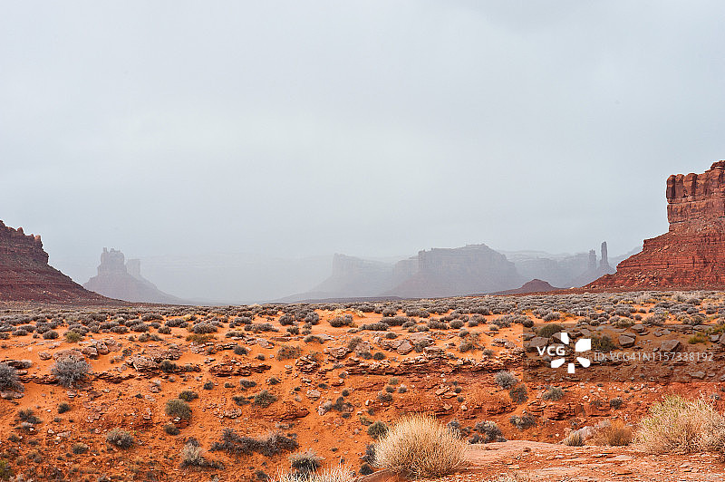 犹他州墨西哥帽，众神谷国家纪念碑的薄雾图片素材