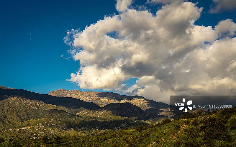 奥海山区田野风光与日落云彩图片素材