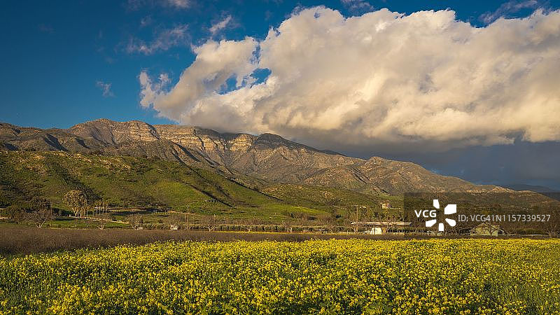 奥海山区田野与托帕托帕山日落云彩图片素材