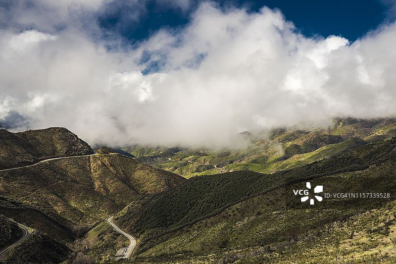 奥海山区田野风光与日落云彩图片素材