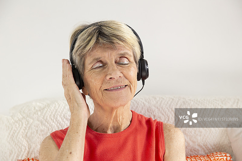 女人和音乐图片素材