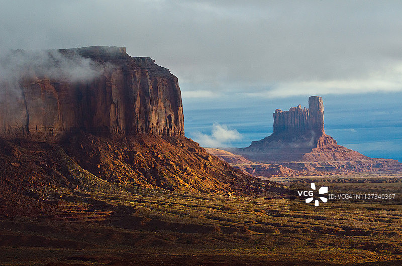 亚利桑那州犹他州纪念碑谷纳瓦霍部落公园，城堡岩和哨兵 mesa图片素材