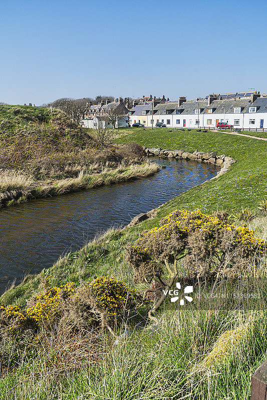 克鲁登湾的房屋，眺望英国苏格兰阿伯丁郡克鲁登水域图片素材