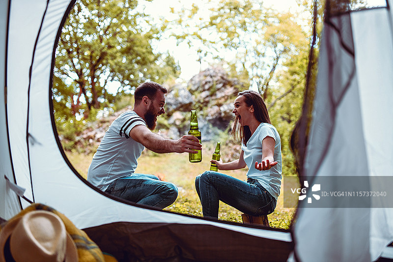 快乐情侣享受露营之旅图片素材