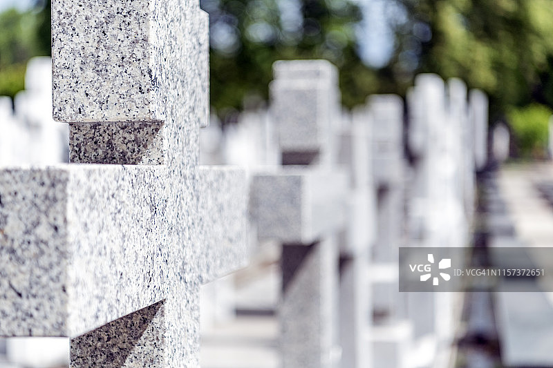 古老的十字架和墓地图片素材