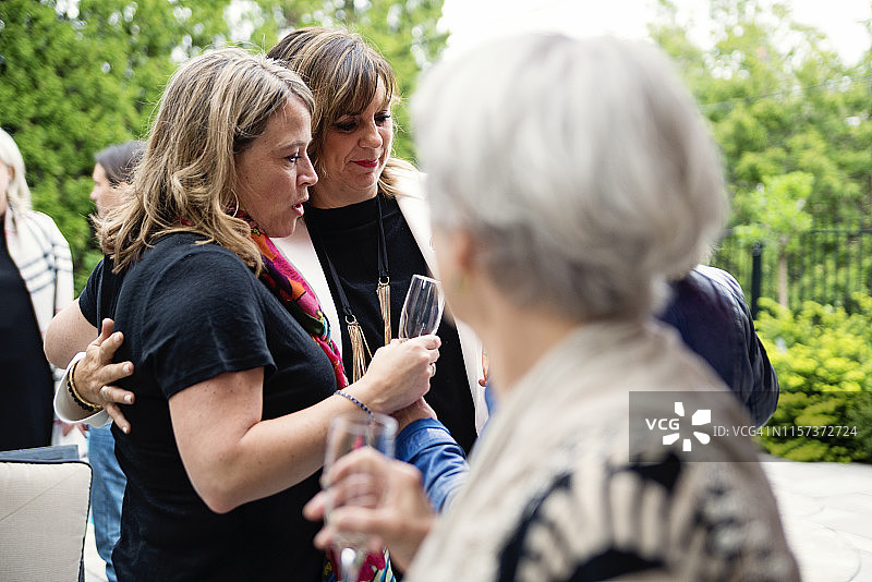 不同年龄段的女性在花园派对上庆祝图片素材
