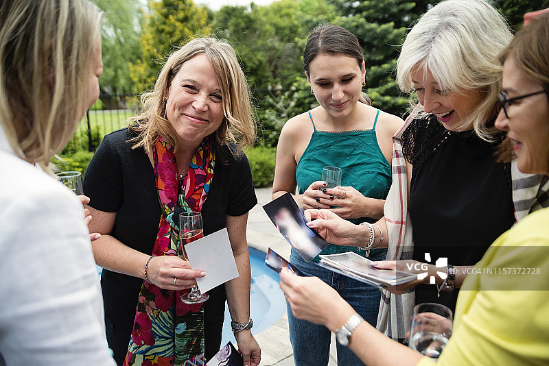 不同年龄段的女性在花园派对上庆祝图片素材
