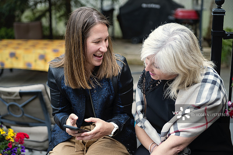 不同年龄段的女性在夏季户外交流图片素材