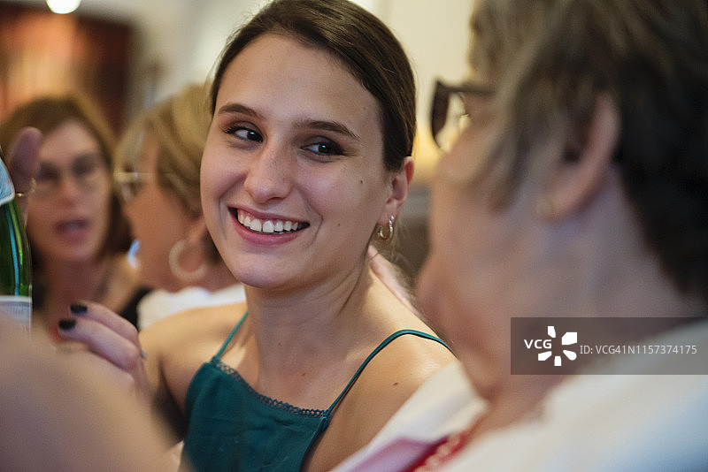 不同年龄段的女人共进晚餐图片素材