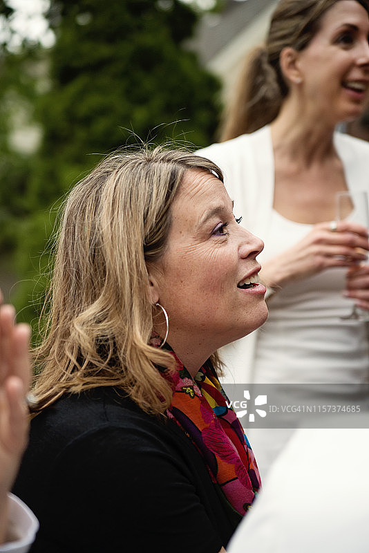 不同年龄段的女性在花园派对上庆祝图片素材