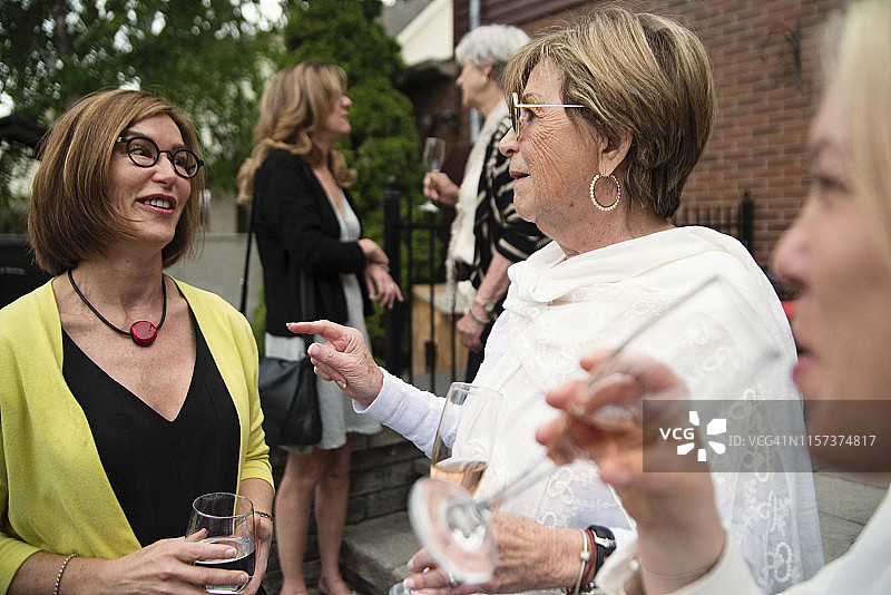 不同年龄段的女性在花园派对上庆祝图片素材