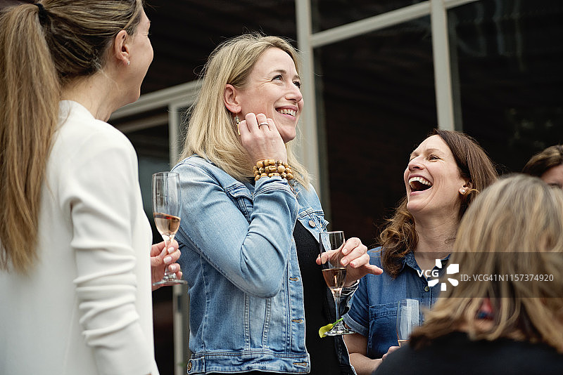 不同年龄段的女性在花园派对上庆祝图片素材