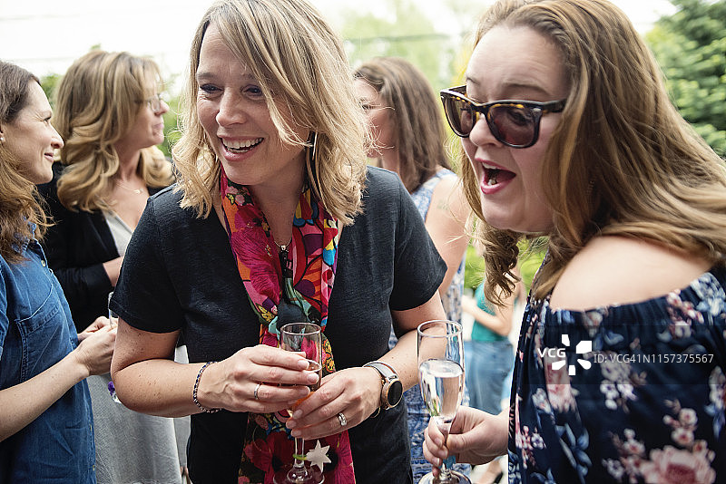 不同年龄段的女性在花园派对上庆祝图片素材