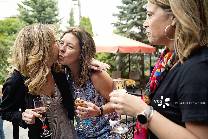 不同年龄段的女性在花园派对上庆祝图片素材