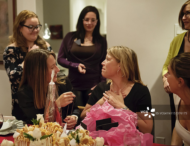 各代女性庆祝生日图片素材